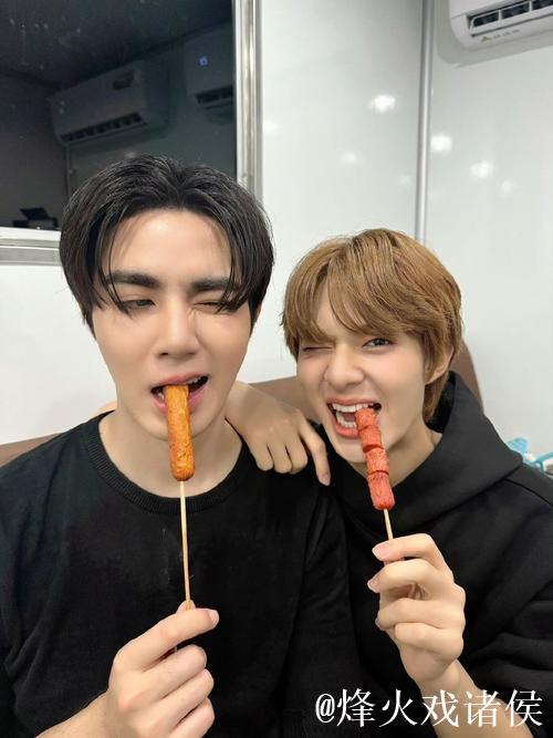 韩国乐队Nerd Connection贝斯手朴宰贤与Peanut合影:传奇瞬间 韩国乐队Nerd Connection贝斯手朴宰贤与Peanut合影:传奇瞬间